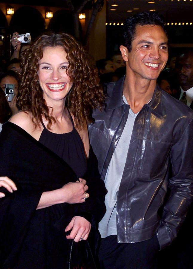 Julia estuvo saliendo con el actor Benjamin Bratt cuatro años, desde 1997 hasta 2001. A pesar de su estabilidad como pareja, acabaron rompiendo sin más explicaciones que la siguiente declaración de Julia Roberts: "Ha llegado a un amable y tierno final".