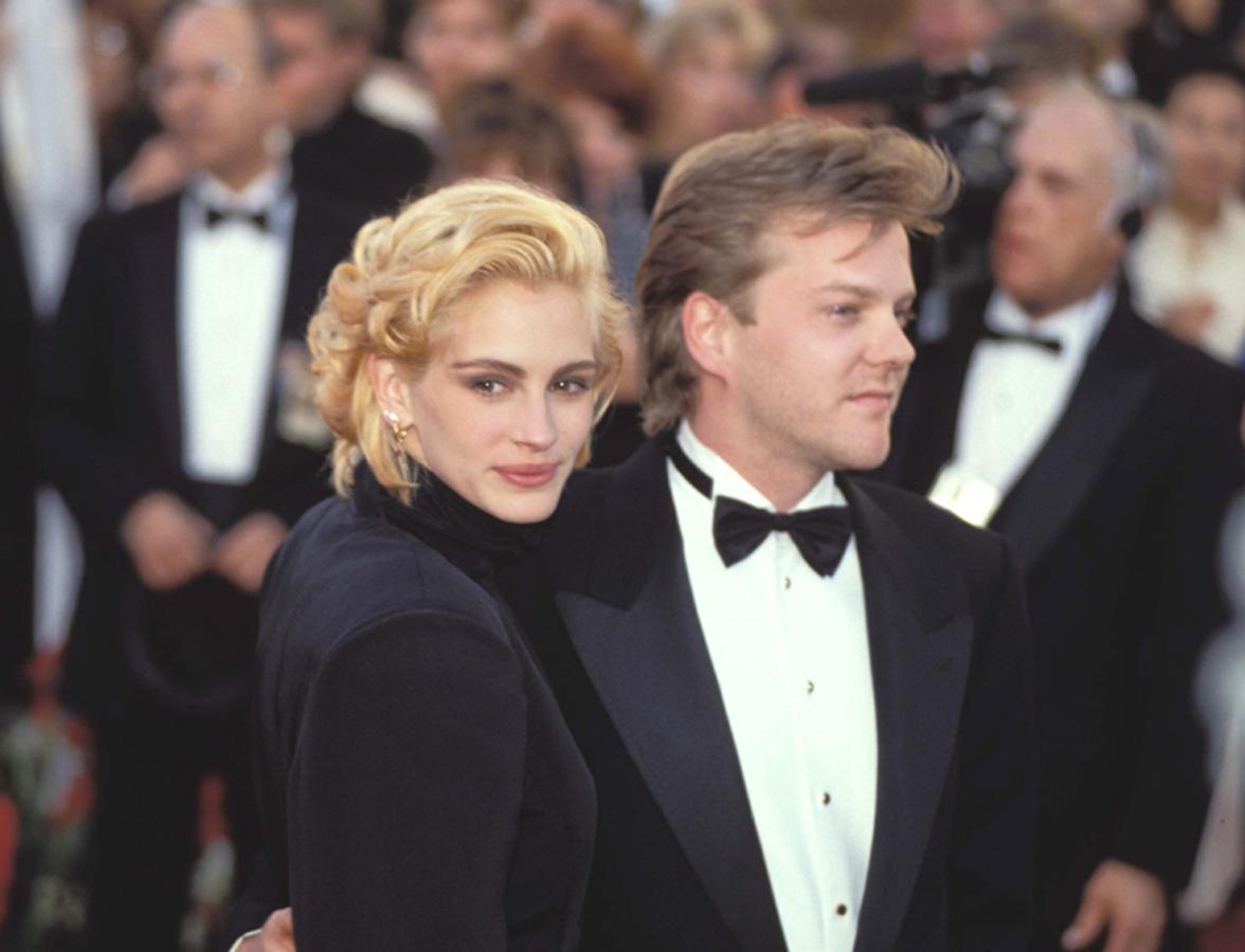 El 11 de junio de 1991, Kiefer Sutherlan y Julia Roberts estaban citados ante el altar... Pero tres días antes todo saltó por los aires. La boda no se celebró y detrás de la cancelación hubo toda una historia de celos, infidelidades y discusiones varias. Resumiendo, Julia bebía los vientos por el actor Jason Patric, amigo de Kiefer y los celos 'empujaron' a este a serle infiel con una bailarina de striptease... Todo ello contado por las revistas del corazón de aquella época, en lo que supuso un gran escándalo y una tremenda humillación para Julia que, después de la no-boda se fugó unos días... Con Jason Patric.