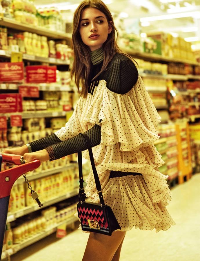 Vestido de Philosophy di Lorenzo Serafini con jersey de cuello alto de Nice Things. El bolso es un diseño de Salvatore Ferragamo y los pendientes y anillos, de Aristocrazy.