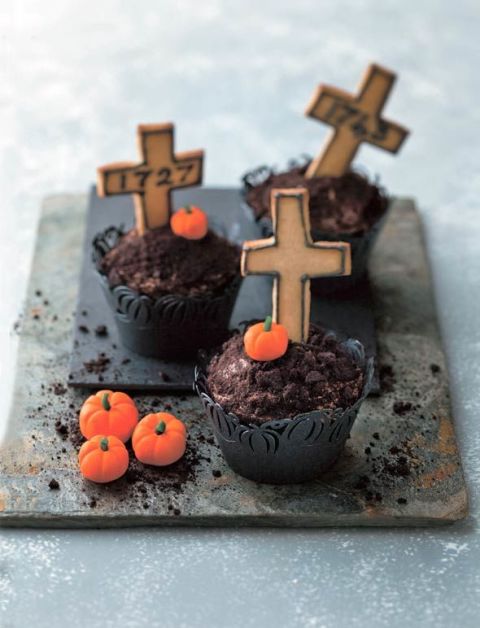 Magdalenas de chocolate con una cruz (de galleta) incrustada a modo cementerio. ¡Nos encanta!