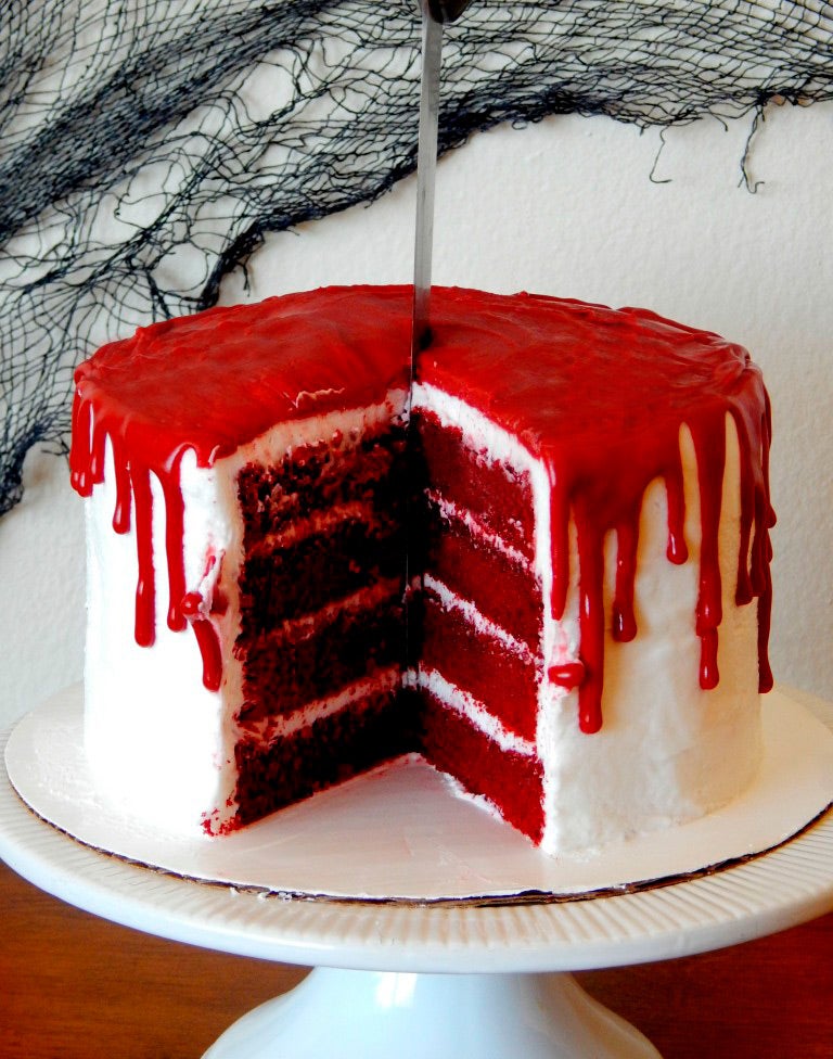 El postre estrella será la tarta Velvet, añadiendo el cuchillo clavado y sirope de fresa a modo de sangre se vuelve el postre por excelencia.