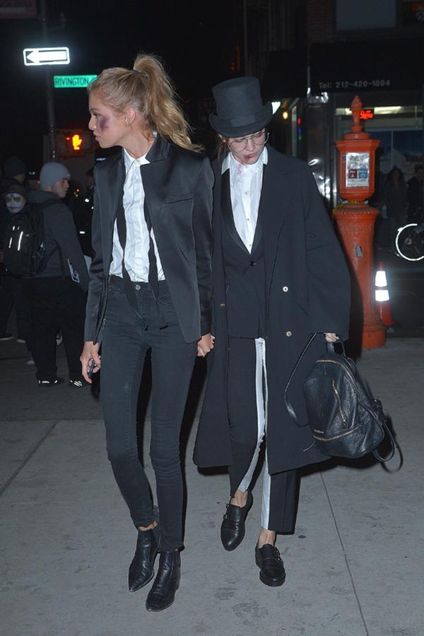 La modelo Stella Maxwell llega vestida de maestra de ceremonias zombie de la mano de una amiga a la fiesta de Halloween que organizó Heidi Klum este 2016.