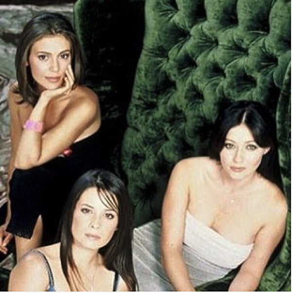 Shannen con sus compañeras de la serie Embrujadas.