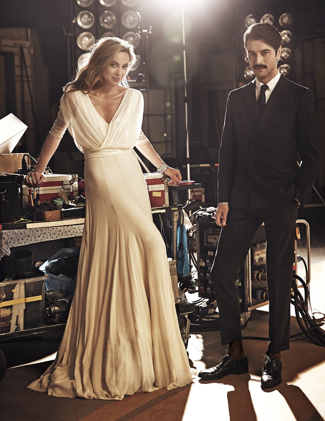 Marta lleva un vestido de gasa, de Cortana; y joyas de Suarez. Javier, traje de Dsquared2, camisa de Loewe y zapatos de Emporio Armani. Estilismo: José Herrera