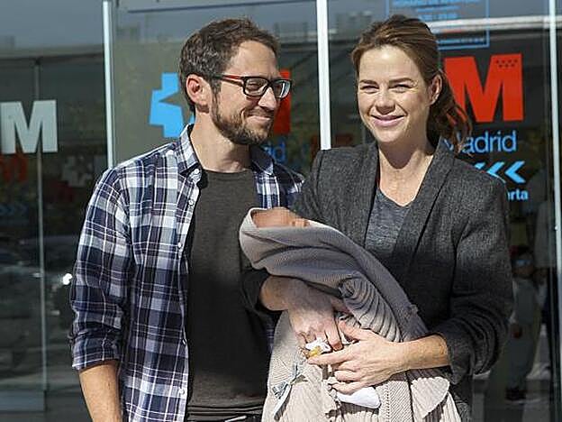 Amelia Bono, junto a Manuel Martos y el pequeño Jaime tras salir del hospital.