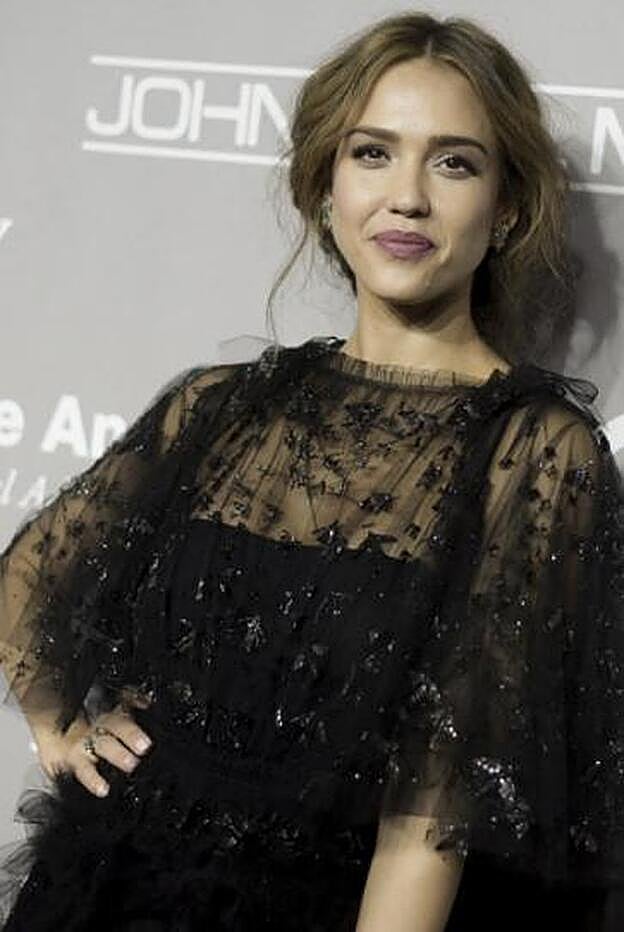 Jessica Alba fue una de las más elegantes de la noche con un vestido que firmaba Valentino.