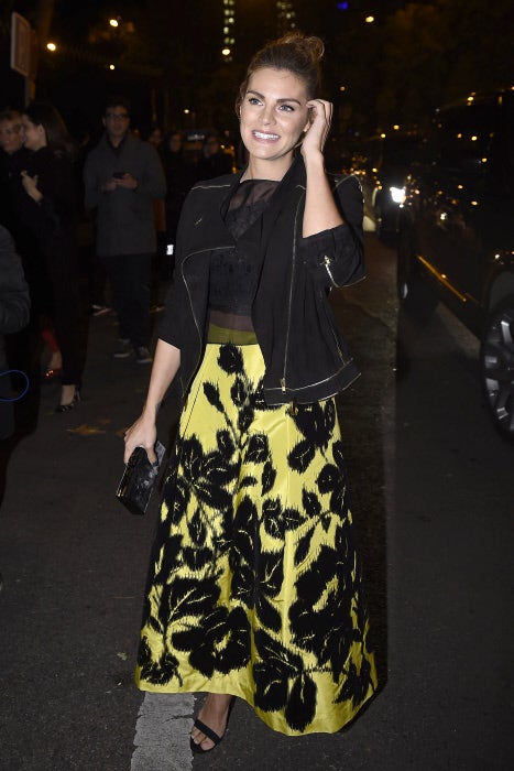 La actriz lució una llamativa falda amarilla con estampado floral en negro, y top semitransparente. Combinó el conjunto con una biker.