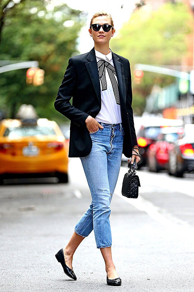 Karlie Kloss con pantalón vaquero capri y camisa con lazada.