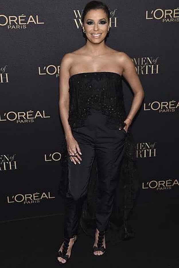 Eva Longoria se decantó por un conjunto de Noon By Noor formado por un top palabra de honor con cola de plumas y lentejuelas, y pantalones de satén, que combinó con unas originales sandalias con lazos de Olgana.