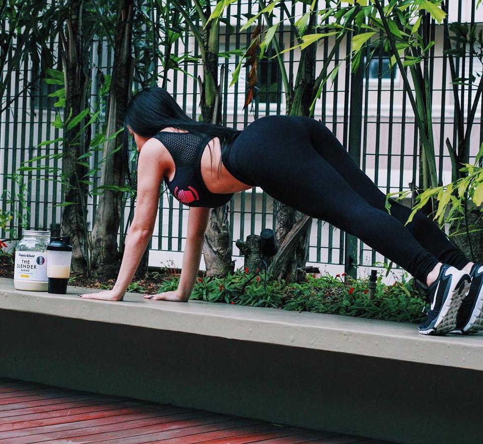 Esta brasileña de medidas impresionantes es imagen de una marca de batidos 'fitnes'... Aunque está claro que a sus seguidores le gustan más las fotos de sus glúteos.