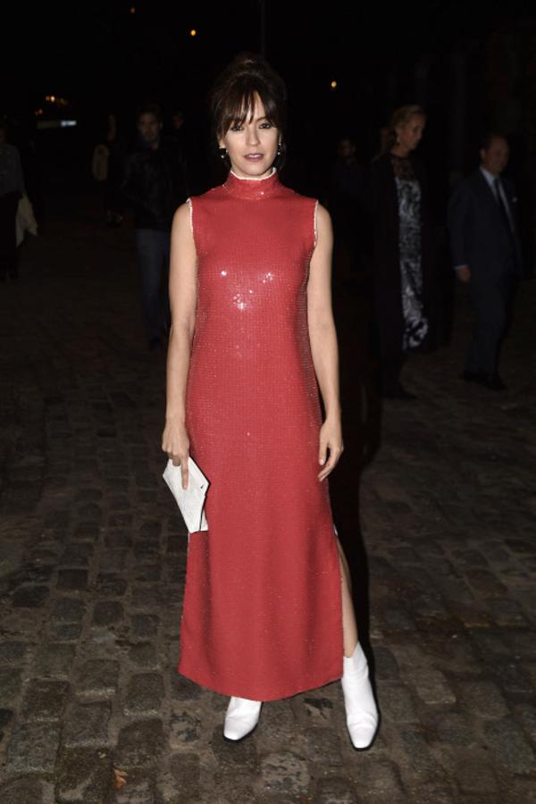 La actriz desafió al frío y posó con este vestido rojo de lentejuelas con complementos en blanco.