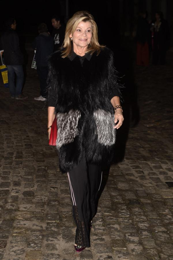 Cari Lapique hizo una extraña mezcla de tendencia 'chandalera' con detalles lenceros y maxi abrigo de piel.