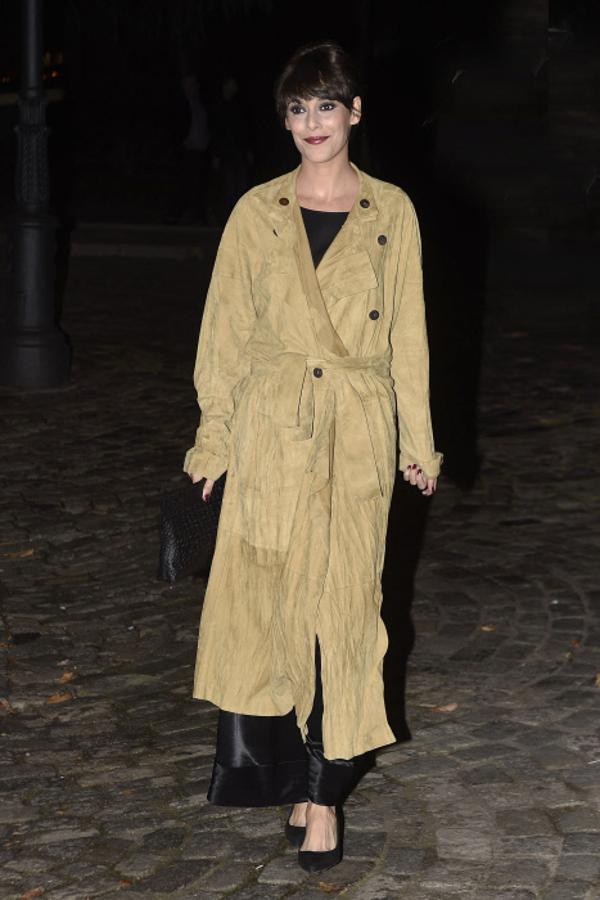 La actriz se sumó a la moda del maxi abrigo.