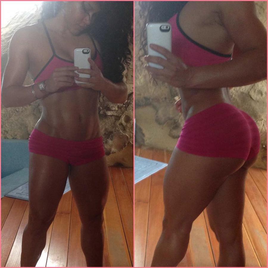 La impresionante Rosa Acosta tiene un cuerpo en el que destacan sus abdominales, sus piernas... Y como no, su perfecto trasero XL.