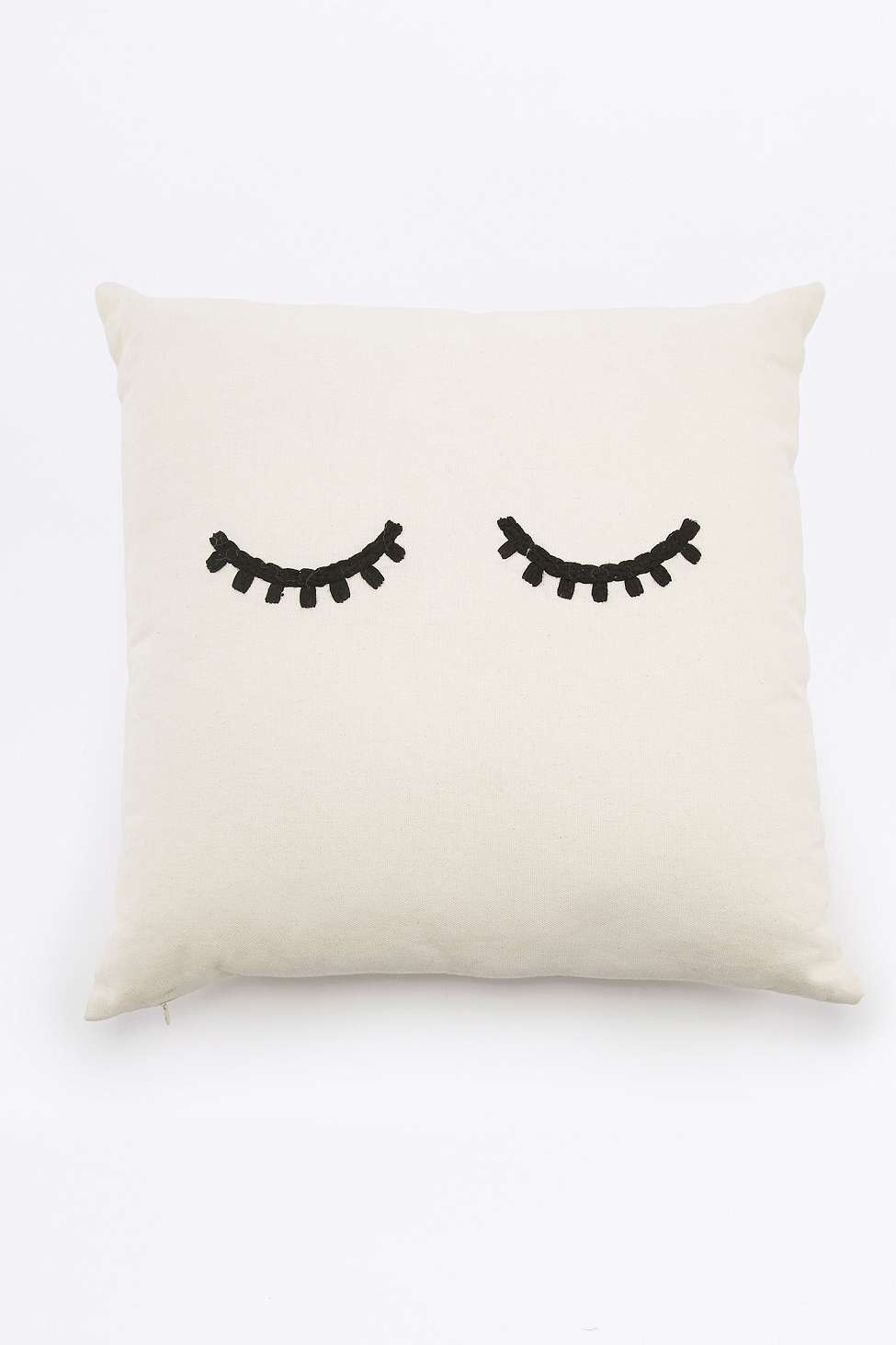 Cojín de Urban Outfitters con ojos cerrados (Precio: 45€).