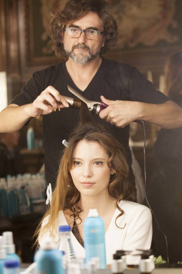 Melena sueltas, semirrecogidos, ondas, moños de bailarina y recogidos fueron los peinados elegidos por los estilistas de Moroccanoil para las modelos que desfilaron en Novias Couture.