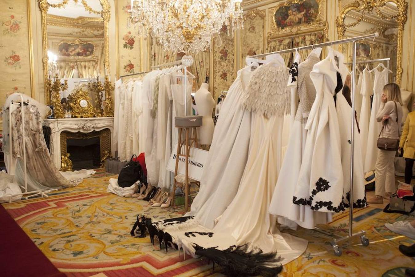 Vestidos y zapatos preparados para que las modelos se los enfunden en sus cuerpos.