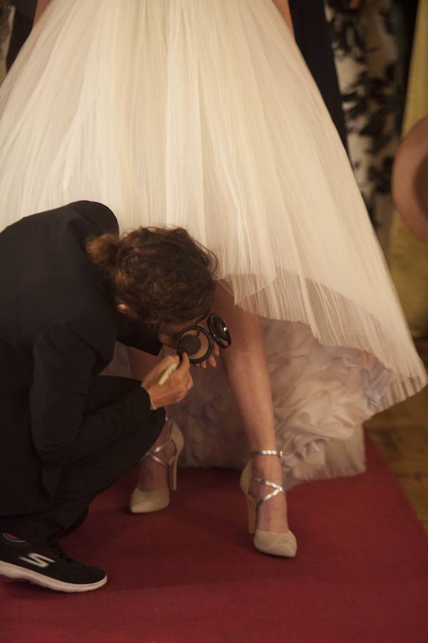Retoques de maquillaje en las piernas... Todo tiene que estar perfecto sobre la pasarela.