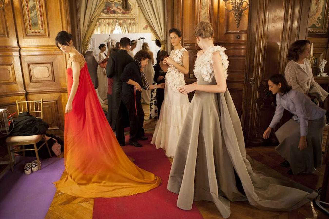 Los vestidos tienen que quedar como un guante en los cuerpos de las modelos y por eso los equipos de los diseñadores trabajan hasta el último momento en los más pequeños detalles.