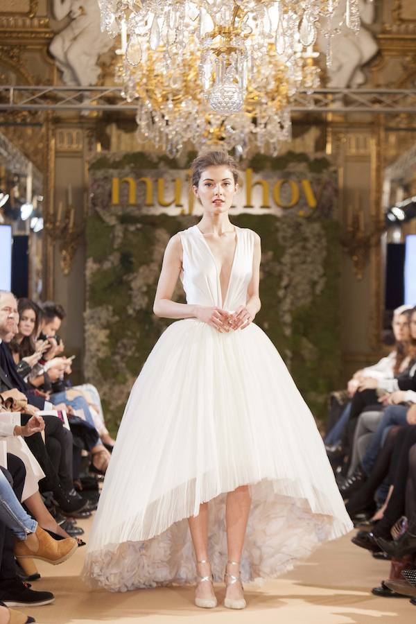 Otro de los modelos de Carmen Halffter en Novias Couture con falda asimétrica y gran escote en V.
