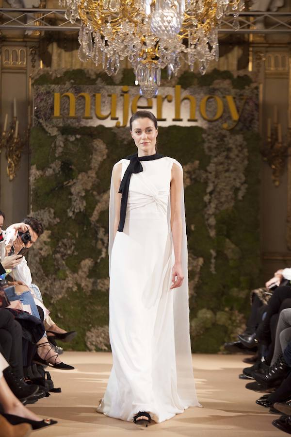 Otro de los modelos de la colección Cocó de David Christian en Novias Couture: un vestido con capa y un lazo negro en el cuello.