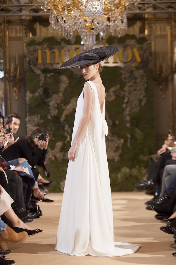 Otro de los modelos de la colección Cocó de David Christian de líneas muy sencillas y con una sexy espalda.