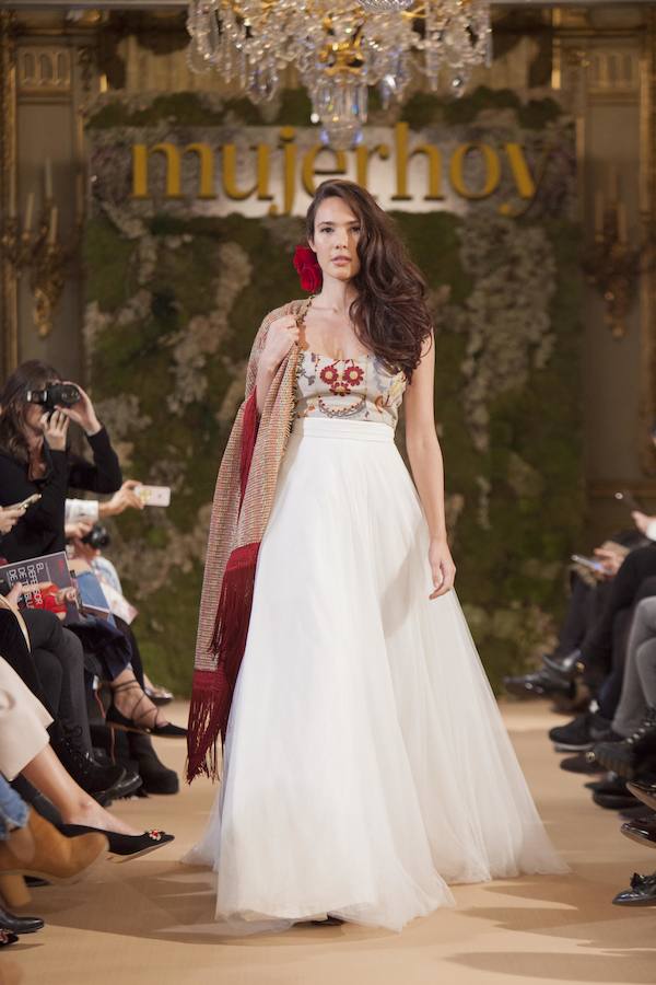 El modelo Gitana de ¡Oh que luna, con aires flamencos, fue uno de los más originales de la firma en el desfile de Novias Couture de Mujerhoy.