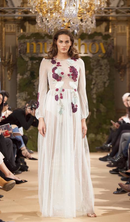 Otro de los modelos más sexys que Alicia Rueda presentó en Novias Couture con transparencias y bordados florales en llamativos colores.