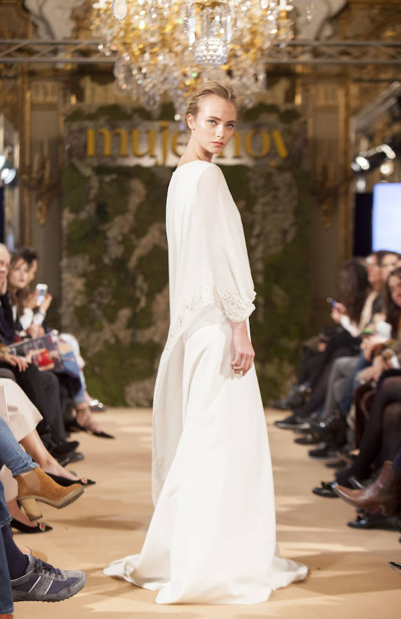 Un diseño de líneas sencillas con una capa superpuesta de Colour Nude en el desfile Novias Couture de Mujerhoy.