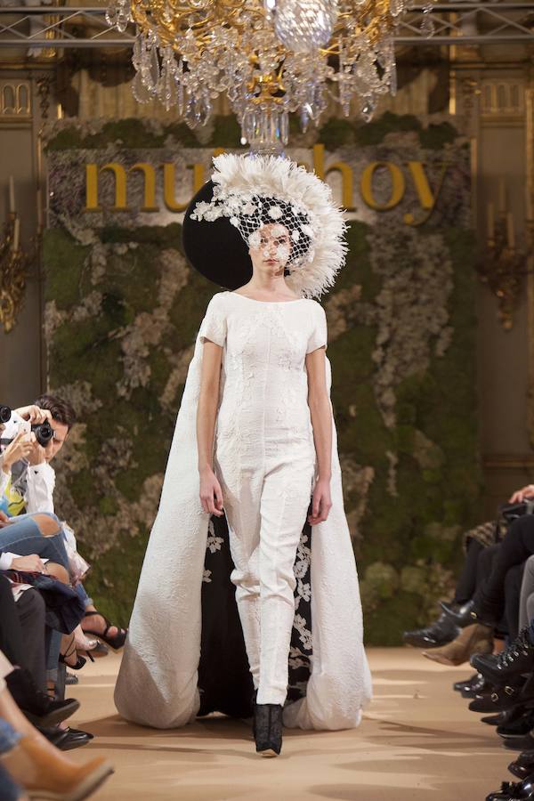 Isabel Zapardiez arrancó el desfile de Novias Couture con una sorprendente propuesta: un mono con capa larga que combina el blanco y el negro.