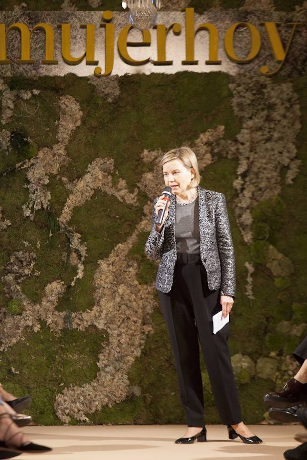 La directora de Mujerhoy, Charo Carrera, ejerció de maestra de ceremonias del desfile que abrió Novias Couture, todo un día dedicado a las bodas.
