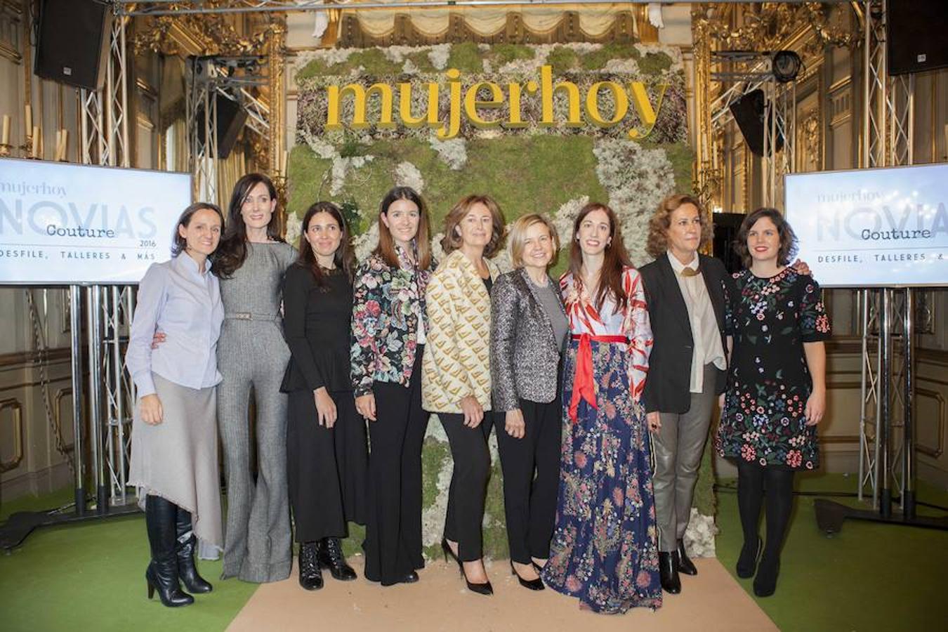 La directora de Mujerhoy, Charo Carrera, posa con las diseñadoras y sus equipos después del desfile de Novias Couture.