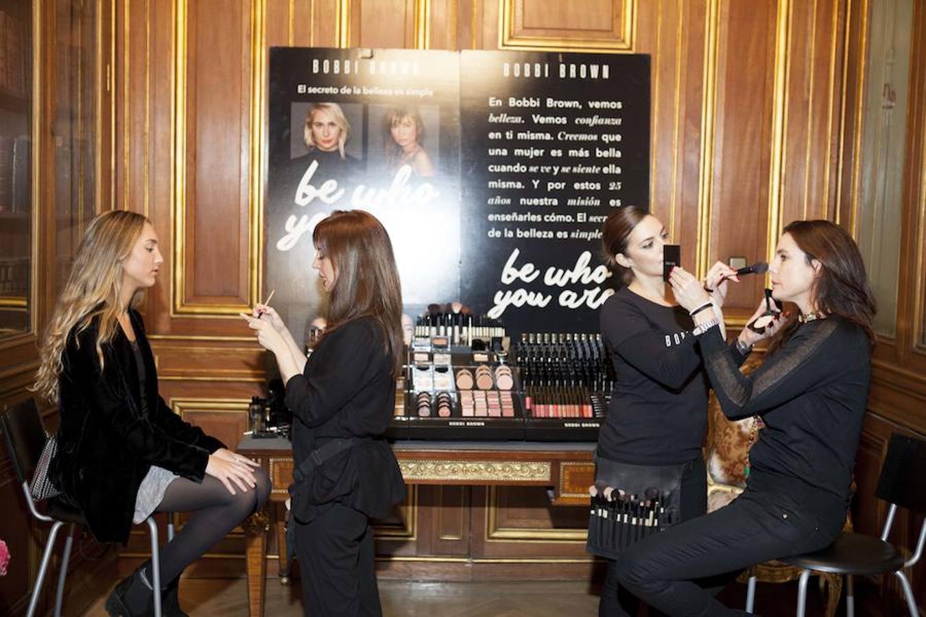 Bobbi brown no paró de maquillar a todas las invitadas que lo desearon. Además las maquilladoras de la firma cosmética ofrecieron consejos e ideas para el maquillaje de novias e invitadas.