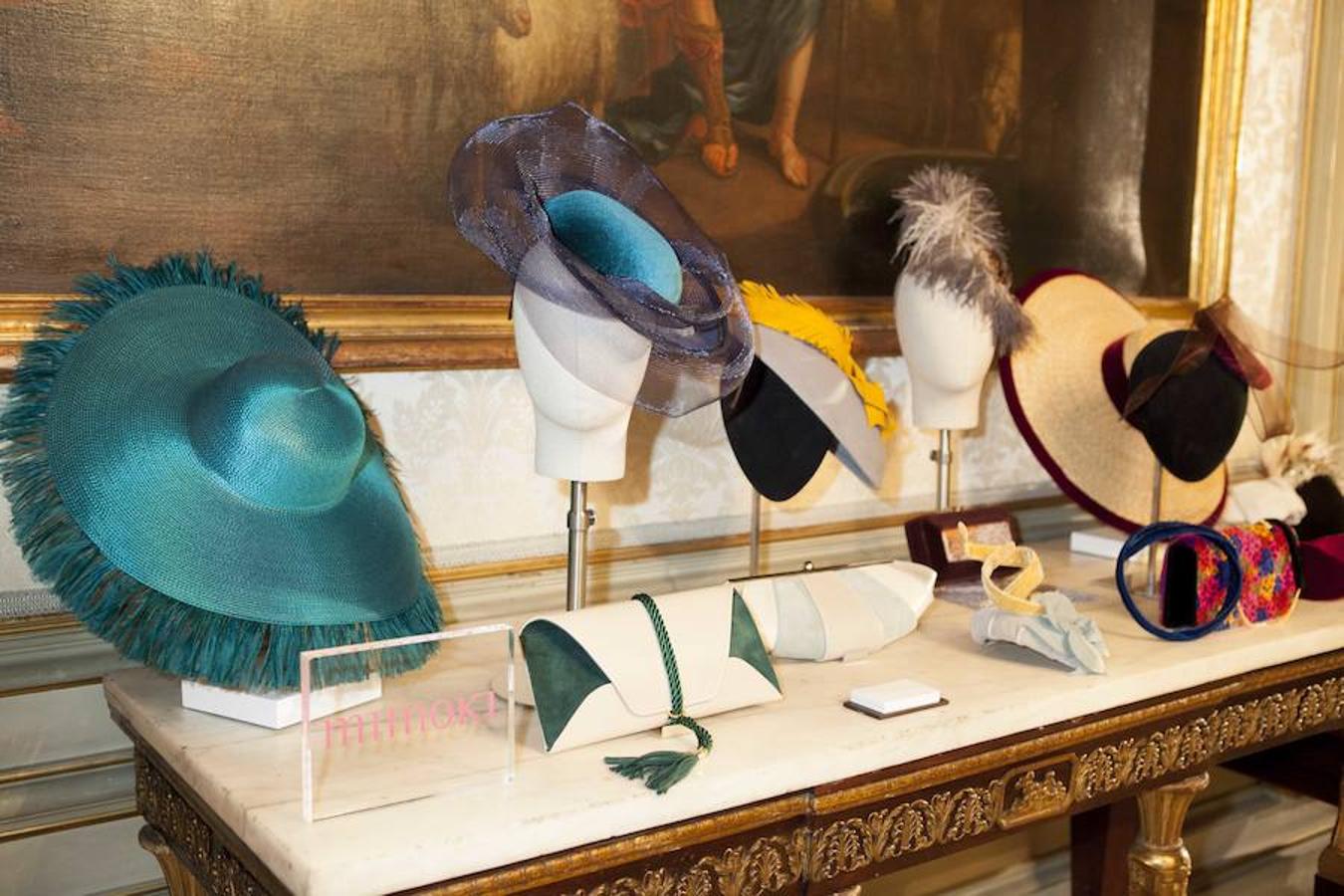 La firma de tocados Mimoki expuso algunos de sus originales y bonitos accesorios, cada vez más utilizados en las bodas, sobre todo, por parte de la madrina y las invitadas más estilosas.