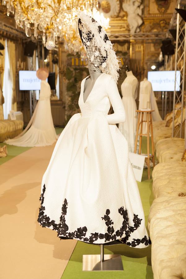 Algunos de los vestidos que utilizaron las modelos en el desfile de Novias Couture, se expusieron después para que todas las invitadas pudieran contemplarlos de cerca.