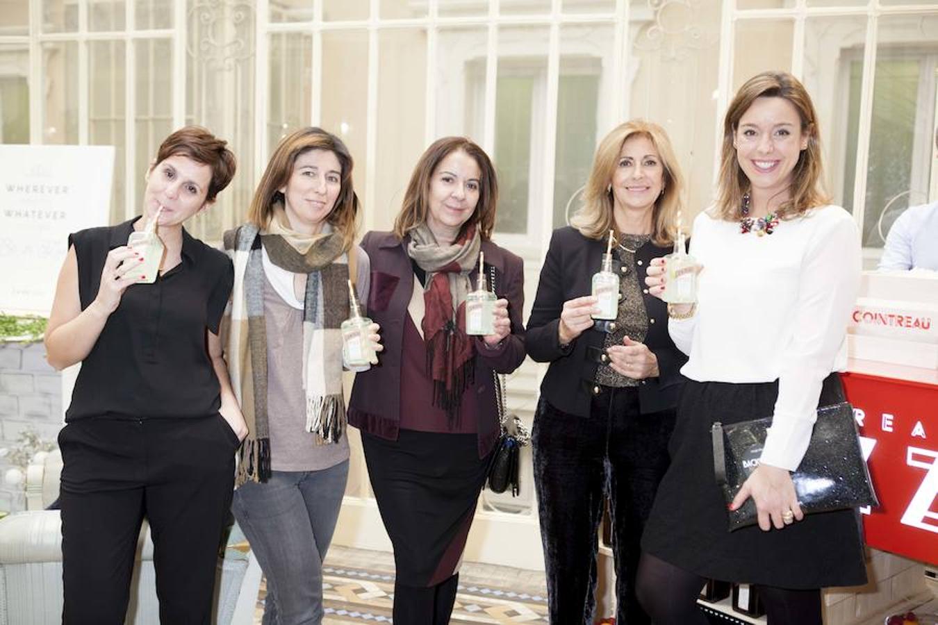 Con und elicioso cóctel de Cointreau brindando por la primera edición del Novias Couture 2016