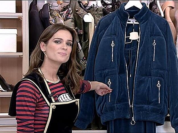 Mar Saura sonríe señalando un chándal de terciopelo.