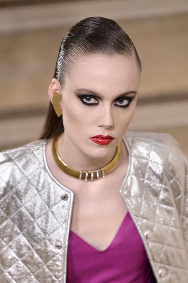 Look: Disco. Eyeliner con rabillo, en tonos oscuros muy marcado en ambos párpados.