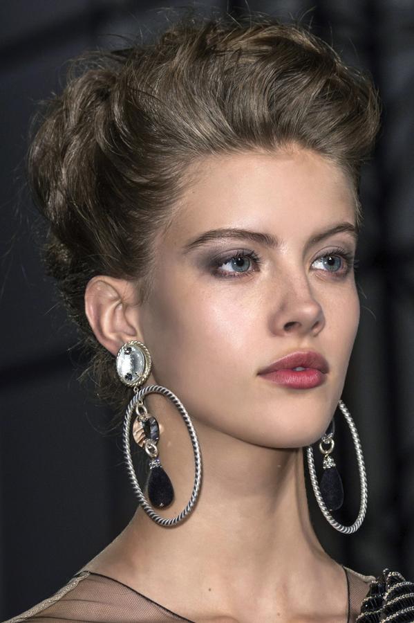 Look: Ultrafemenino. Matices de tonos grises, sombra en gris pizarra y eyeliner en gris siberia dos colores claros que hacen resaltar la máscara de pestañas en gris antracita