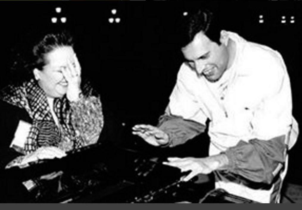 Los nervios ante la soprano: En 1983 vio por primera vez a Monserrat Caballé. La fuerza y la belleza de su voz lo hipnotizó. El nerviosismo se apoderó de él en el primer encuentro, tras el que trabajaron juntos y se hicieron amigos para siempre.