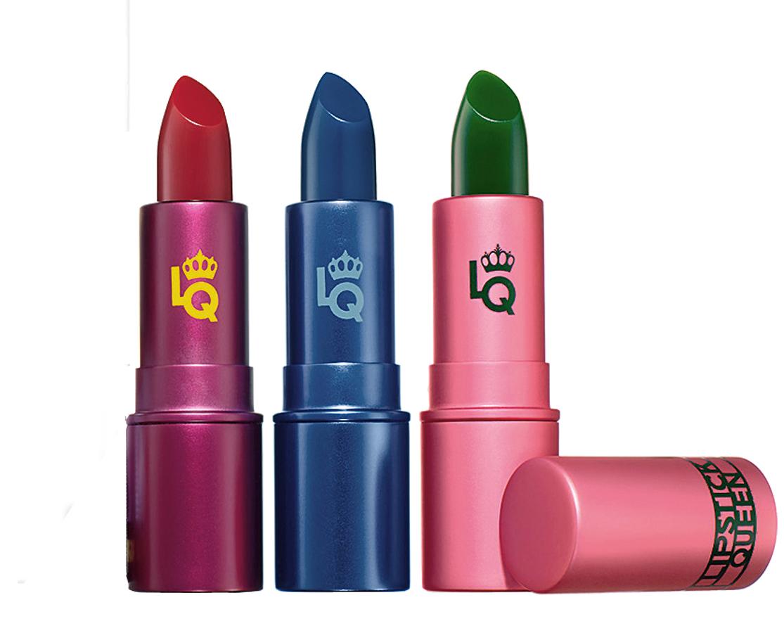 Son los tres labiales más vendidos de la firma Lipstick Queen: Medieval, Hello Sailor y Frog Prince. El azul y el verde sorprenden, pero los tres tienen la misma misión: resaltar el color natural de tus labios. El pack de tres tallas mini se vende en exclusiva en Sephora.