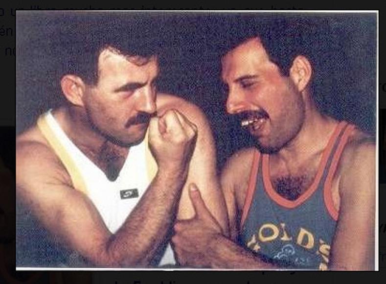 Jim Hutton: El peluquero y jardinero vivió al lado de Freddie Mercury los últimos años de su vida. Portador de VIH también, Jim falleció en el año 2010.