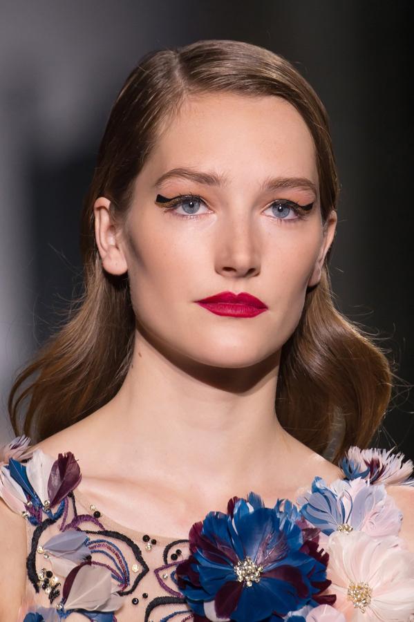 Look: Ojos Alados. Combinación de negro y oro para la línea del ojo que dibuja unas generosas alas que se elevan en el vértice exterior.