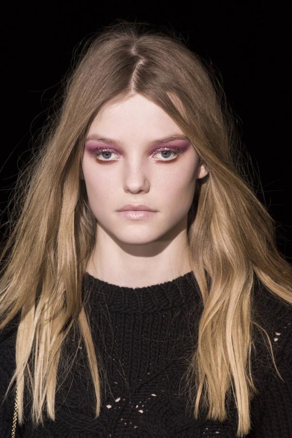 Look: Color Block. Sombras malvas cubren por completo el párpado superior jugando con las intensidades. En el inferior una raya en marrón glacé.