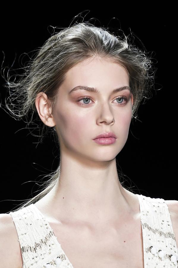 Look: Smokey Nude. Sombrando transparente en un carnal tono rosado que enmarca el ojo de forma imperceptible y deja el protagonismo a la máscara de pestañas en negro.