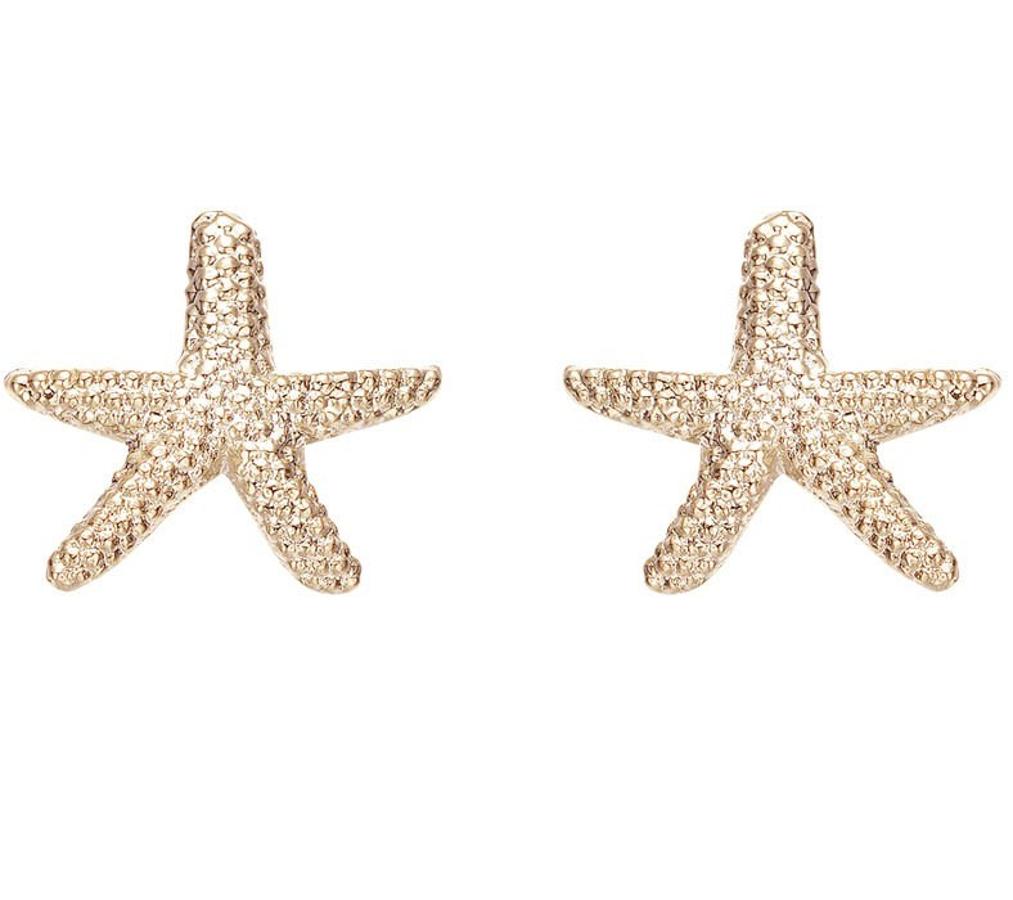 Pendientes dorados en forma de estrella.