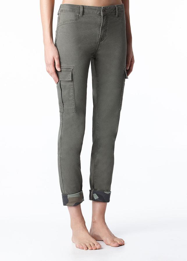 Leggings verde militar con bajo 'rolled' de estampado de camuflaje.