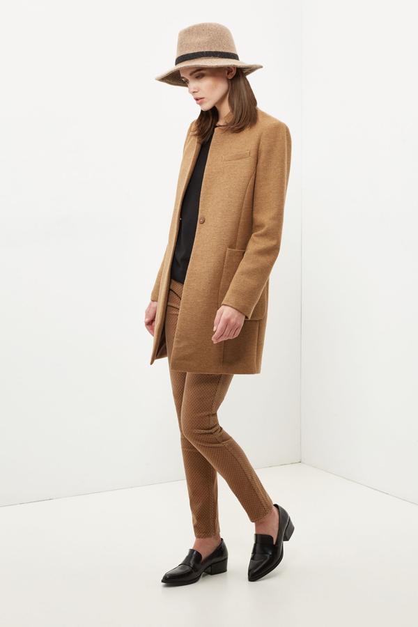 Abrigo cámel de corte masculino.