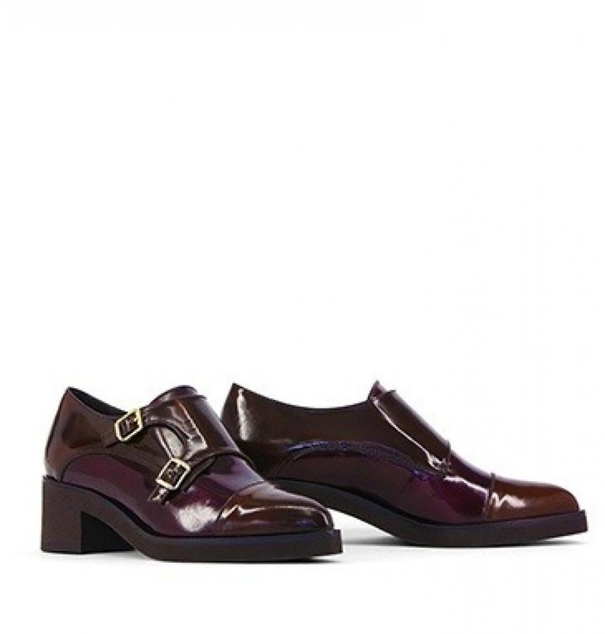Zapatos de tipo masculino en color burdeos.