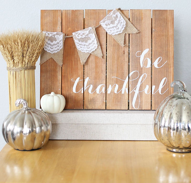 Cuadro con tablas de madera con el mensaje "Be thankfull" con estilo DIY.